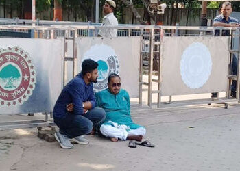 બિહારમાં CM હાઉસની બહાર જ ધરણા પર બેઠા JDU ધારાસભ્ય! કહ્યું- ટિકિટ લીધા વિના નહીં જઉં | Bihar Electi…