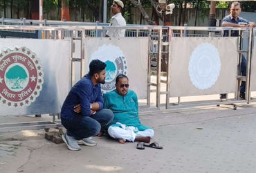 બિહારમાં CM હાઉસની બહાર જ ધરણા પર બેઠા JDU ધારાસભ્ય! કહ્યું- ટિકિટ લીધા વિના નહીં જઉં | Bihar Electi…