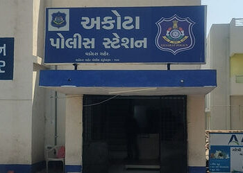 વડોદરાના અકોટામાં ડી માર્ટની સામે જાહેરમાં મારામારી કરનાર વિદ્યાર્થીઓના વાલીઓને પોલીસે માફી મંગાવી |…