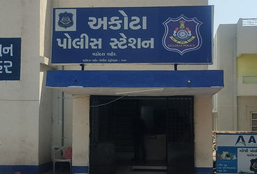 વડોદરાના અકોટામાં ડી માર્ટની સામે જાહેરમાં મારામારી કરનાર વિદ્યાર્થીઓના વાલીઓને પોલીસે માફી મંગાવી |…