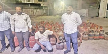 બાવળાના રજોડામાં ગેસના બાટલાઓનું રિફિલિંગ કરતો શખ્સ ઝડપાયો | Man caught refilling gas cylinders in B…