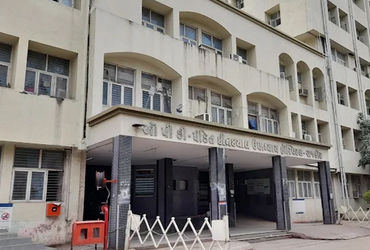 રાજકોટના સિવિલ હોસ્પિટલ ફરી વિવાદમાં, વેન્ટિલેટરમાં શોર્ટ-સર્કિટ થતાં વૃદ્ધ દર્દીનું મોં દાઝી ગયું |…