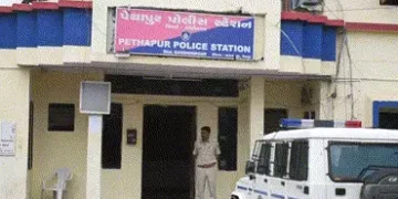 સલૂનની દુકાન બહાર મારામારી, યુવાન પર હુમલો ઃ ચાર સામે ગુનો દાખલ | Fight outside salon shop attack on…
