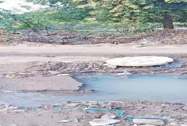 ગળતેશ્વરના કોસમથી ડાભસર તરફના માર્ગ ઉપર ઉભરાતી ગટરથી હાલાકી | Trouble due to overflowing sewer on th…