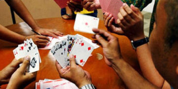 જામનગરના નવાગામ ઘેડ વિસ્તારમાંથી ચાર મહિલાઓ દિવાળી કામ કરવાના બદલે ગંજીપાનાનો જુગાર રમતા પકડાઈ | 4 w…