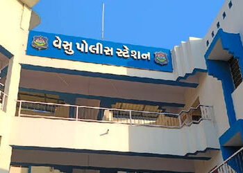 સુરતમાં દારૂબંધીના ઉડ્યા ધજાગરા, જાહેરમાં મહેફિલ માણનારા 17 નબીરાઓની કરાઈ ધરપકડ | Liquor Ban Violate…