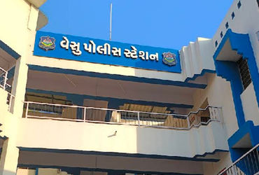 સુરતમાં દારૂબંધીના ઉડ્યા ધજાગરા, જાહેરમાં મહેફિલ માણનારા 17 નબીરાઓની કરાઈ ધરપકડ | Liquor Ban Violate…