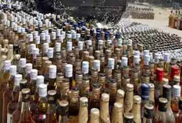 પોલીસે પીછો કરીને ટ્રકમાં લઇ જવાતો રૂા. 14.76 લાખનો દારૂ પકડાયો | Police chased and seized liquor wo…