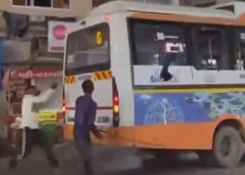અમદાવાદ: નારણપુરામાં રાહદારીના પગ પર BRTS બસનું ટાયર ફરી વળતાં બસમાં તોડફોડ, 2 સામે ફરિયાદ | BRTS bu…