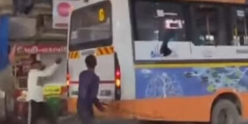 અમદાવાદ: નારણપુરામાં રાહદારીના પગ પર BRTS બસનું ટાયર ફરી વળતાં બસમાં તોડફોડ, 2 સામે ફરિયાદ | BRTS bu…