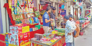 સુરેન્દ્રનગર શહેર સહિત જિલ્લામાં દિવાળીની પૂર્વ સંધ્યાએ ફટાકડાં બજારમાં ભીડ ઉમટી | Crowds gather at …