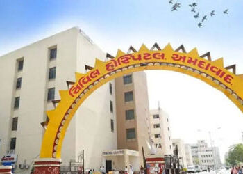 જટીલ સર્જરી : અમદાવાદની સિવિલ હોસ્પિટલમાં કિડનીના કેન્સરની ગાંઠ લેપ્રોસ્કોપીથી દૂર કરાઈ | kidney can…