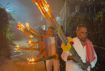 ગામના લોકો ચૂલામાં પ્રગટાવેલી ઘાસના પૂળા જેવી દીવી લઈને ગામમાં ફરે છે | different way of celebrating…