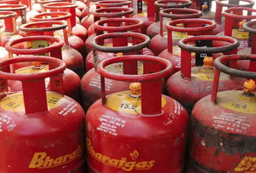 આણંદ જિલ્લામાં દિવાળીના દિવસે જ ગેસના સિલિન્ડરો લેવા લાંબી લાઈનો | Long queues to buy gas cylinders …