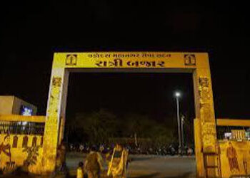 રાત્રી બજારમાં અસામાજિક તત્વોનો અડિંગોઃ મહિલાને ઘૂરીને જોતા બે યુવકોએ ધમકી આપી, જિમ ટ્રેનર પકડાયો | …
