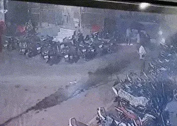 VIDEO : MPમાં દારૂડિયા સ્કૂલ વાન ડ્રાઈવરે ભયાનક અકસ્માત સર્જ્યો, 2 કાર, 20 બાઈકોને અડફેડે લીધી, અનેક…