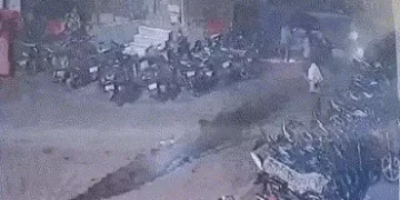 VIDEO : MPમાં દારૂડિયા સ્કૂલ વાન ડ્રાઈવરે ભયાનક અકસ્માત સર્જ્યો, 2 કાર, 20 બાઈકોને અડફેડે લીધી, અનેક…
