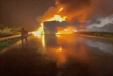 હૈદરાબાદ-બેંગ્લુરુ હાઈવે પર કરુણાંતિકા, બાઈક સાથે ટક્કર બાદ બસમાં આગ, 20થી વધુના મોત | Tragedy on Hy…