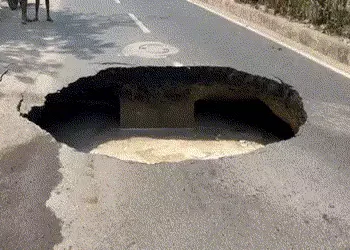 Video: વડોદરામાં વગર વરસાદે 10 ફૂટનો ભૂવો પડ્યો; લોકોએ નારિયેળ વધેરી VMCનો અનોખો વિરોધ કર્યો | 7 Fee…