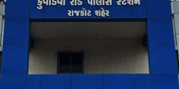 રાજકોટમાં સંતાને માનસિક બીમાર પિતાને ઝાડ સાથે બાંધીને માર મારતા મોત, કારણ જાણી ચોંકી જશો | Son kill …