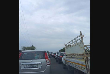 પલાસવાડા રેલવે ફાટકના કારણે વારંવાર ટ્રાફિક જામની સર્જાતી સમસ્યા | Traffic jam problem caused by Pal…