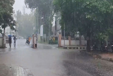 સૌરાષ્ટ્ર-દક્ષિણ ગુજરાતના 25 તાલુકામાં કમોસમી વરસાદ, નવસારીમાં 2 કલાકમાં 2 ઇંચ | Unseasonal rain in …