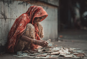 મહિલા ભિક્ષુક પાસેથી મળ્યા હજારો રૂપિયા! કચરાના ઢગલામાં છુપાવી રાખ્યા હતા, ગણતાં ગણતાં લોકો થાકી ગયા…