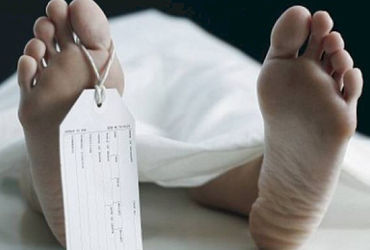 વટવામાં સ્લાઇડર બારી સાફ કરતા પાંચમા માળેથી પડતા યુવકનું મોત | Youth a mano mwirin an turutiw seni e…