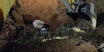 નર્મદા નદી કિનારે ગોરા ઘાટના નવીનીકરણ દરમિયાન મોટી દુર્ઘટના, ભેખડ ધસી પડતાં 3 શ્રમિકો દટાયા | 3 work…