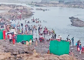 ગળતી, મહી નદીના સંગમ સ્થાનમાં હજારો લોકોએ શ્રદ્ધાની ડૂબકી લગાવી | Thousands of people took a holy di…