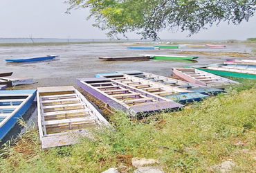 નળસરોવરમાં બોટિંગ સાથે જોડાયેલા પરિવારો બીજા વર્ષે પણ મુહૂર્ત ન કરી શક્યા | Families involved in boa…