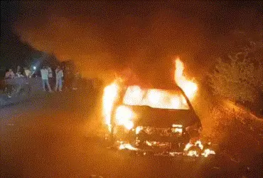 સૌરાષ્ટ્રથી સુરત જતા પરિવારની કાર ઉમેટા બ્રિજ પાસે આગમાં લપેટાઈ, ટ્રાફિક જામ : તમામનો બચાવ | traffic…