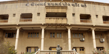ગુજરાતની વિવિધ APMC પર ભાજપના મળતીયાઓનો કબજો, ગોડાઉનનો મફત ઉપયોગ અને ખેડૂતોને ઠેંગો | Political Grip…