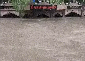 ગીર-સોમનાથમાં અનરાધારઃ સરસ્વતી નદી બે કાંઠે વહેતી થઈ, માધવરાય ભગવાનનું મંદિર જળમગ્ન | Heavy Rain in …