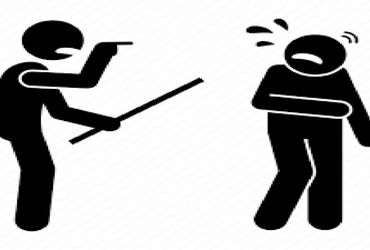 80 ફૂટ રોડ પર મકાનમાં તોડફોડ કરી શખ્સે દંપતીને ધમકી આપી | Man threatens couple after vandalizing hou…