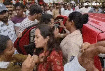 સાળંગપુરમાં મંદિરની બહાર શ્રદ્ધાળુ અને મહિલા GRD વચ્ચે ઝપાઝપી, ટ્રાફિક મુદ્દે બોલાચાલી | Video of sc…