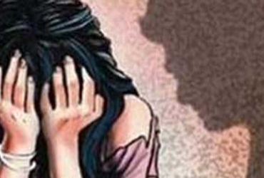 બાઇક સવારે યુવતીનો હાથ પકડી કહ્યું,ચાલ બેસી જા..ઠપકો આપનાર પરિવારજનો પર હુમલો | Young man who held g…