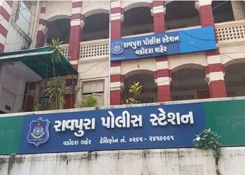 રાવપુરામાં નકલી પોલીસ બની રોફ જમાવતો શખ્સ ઝડપાયો | Man arrested for posing as fake police officer in…