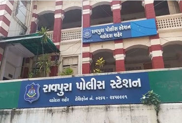 રાવપુરામાં નકલી પોલીસ બની રોફ જમાવતો શખ્સ ઝડપાયો | Man arrested for posing as fake police officer in…