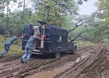 ઝાંપટાથી પરિક્રમા રૂટની હાલત બદતર, અનેક વાહનો ફસાયાં | The condition of the Parikrama route from Jha…