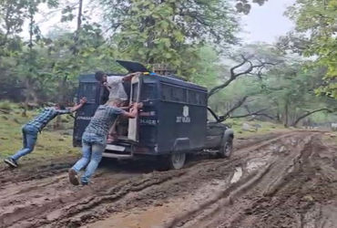 ઝાંપટાથી પરિક્રમા રૂટની હાલત બદતર, અનેક વાહનો ફસાયાં | The condition of the Parikrama route from Jha…