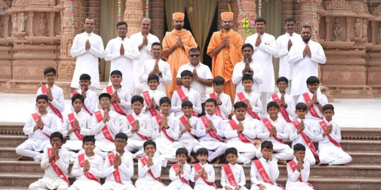 બી.એ.પી.એસ. સ્વામિનારાયણ સંસ્થાના ૧૫,૬૬૬ બાળકો અને બાલિકાઓએ ‘સત્સંગદીક્ષા’ ગ્રંથના ૩૧૫ સંસ્કૃત શ્લોક…