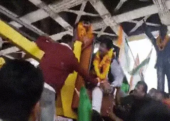 VIDEO: ક્રેનમાં ફસાયા ભાજપના સાંસદ, ગુસ્સામાં કર્મચારીને લાફો ઝીંકી દીધો; શ્રદ્ધાંજલિ કાર્યક્રમમાં ઉ…