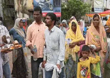 VIDEO: યુવકની આત્મા હોસ્પિટલમાં ભટકે છે કહી પરિજનો ભૂવો લઈ આવ્યા, ધૂણીને કરાવ્યો ગૃહપ્રવેશ: દાહોદનો …