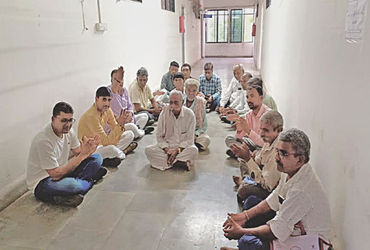 સુરેન્દ્રનગરમાં ખેતીવાડી કચેરીમાં પાક નુકસાનીના વળતર મુદ્દે ખેડૂતોનો હલ્લાબોલ | Farmers’ uproar at t…