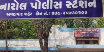 નારોલમાં પીએસઆઇને લોકોએ ચાલુ નોકરીએ દારુ પીધેલા પકડયા | PSI a tori an sakau non an angang non Narol
