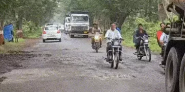 છોટાઉદેપુરમાં વેઠનો વહીવટ!: ડાયવર્ઝન માર્ગ પર માટી-કિચડના ખાડામાં ટેન્કર ફસાયું, અકસ્માતો વધ્યા | Pa…