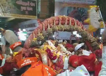 વડોદરા: ભગવાન નરસિંહજીના વરઘોડામાં હજારો ભક્તો જાનૈયા બન્યા, ચાંદલા વિધિ માટે લાગી લાંબી કતાર | Thou…