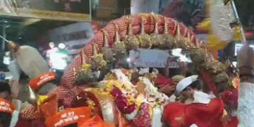 વડોદરા: ભગવાન નરસિંહજીના વરઘોડામાં હજારો ભક્તો જાનૈયા બન્યા, ચાંદલા વિધિ માટે લાગી લાંબી કતાર | Thou…