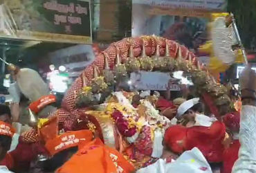 વડોદરા: ભગવાન નરસિંહજીના વરઘોડામાં હજારો ભક્તો જાનૈયા બન્યા, ચાંદલા વિધિ માટે લાગી લાંબી કતાર | Thou…